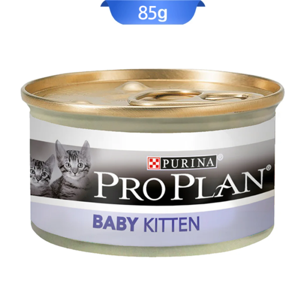 تصویر کنسرو بچه گربه پروپلن با طعم مرغ ProPlan Baby Kitten وزن 85 گرم .بسته بندی این غذای گربه رنگ توسی با دوتا گربه سیاه سفید و برند proplan وجود دارد.